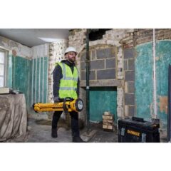 DEWALT LED Werklamp 18V XR (zonder accu en lader) 43 DCL079N-KR Man met lamp statief
