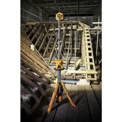 DEWALT LED Werklamp 18V XR (zonder accu en lader) 40 DCL079N-KR Lamp met statief aan op bouwplaats